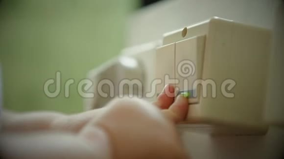 婴儿的手玩电动照明开关视频的预览图