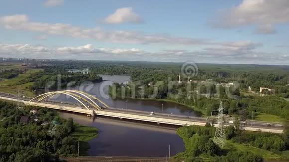 空中飞行汽车在森林和河流的道路旁行驶视频的预览图