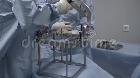 手术组准备复杂手术的医疗设备手术室视频的预览图