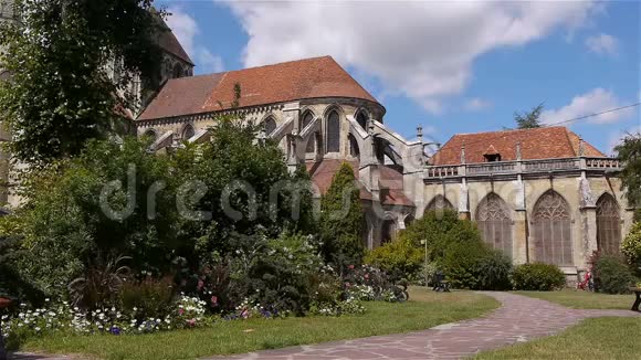 法国诺曼底Lisieux的花园和大教堂外观视频的预览图