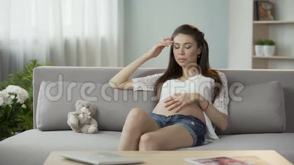 孕妇腋下取体温计结果满意健康视频的预览图