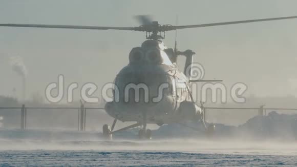 米8直升机正在降落视频的预览图