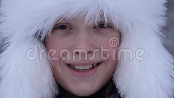 快乐的女孩在冬天微笑圣诞节假期特写视频的预览图