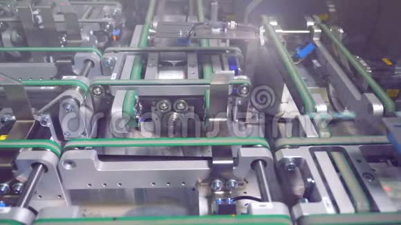 近观高科技工业零部件的制造工艺视频的预览图
