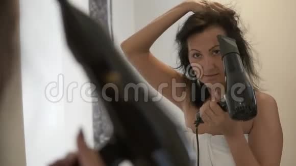 有魅力的女人把头发晒干视频的预览图