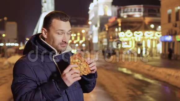 疯狂的滑稽男人在镜头上吃比萨饼和鬼脸显示拇指视频的预览图