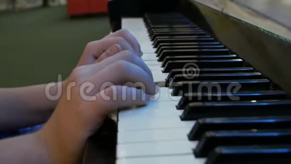 少年手拿琴键近距离观看视频的预览图