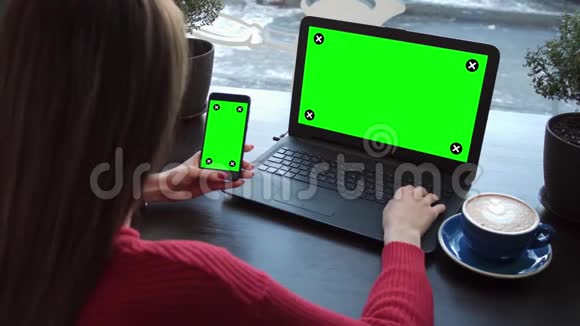 咖啡馆里的女孩用绿色屏幕制作小玩意视频的预览图