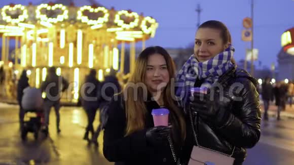 两个漂亮的女朋友在游乐园喝咖啡视频的预览图