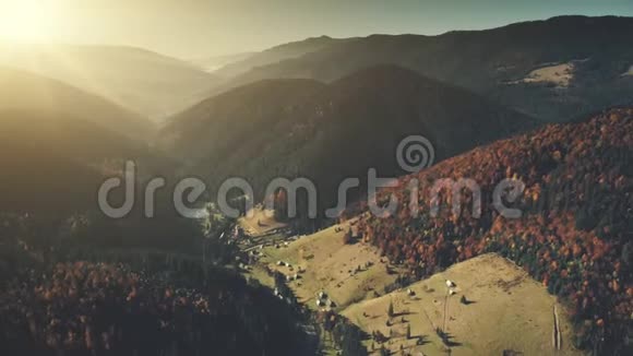 高山森林斜坡太阳梁鸟瞰图视频的预览图