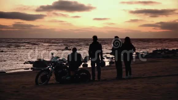 有日出背景的摩托车和摩托车剪影视频的预览图