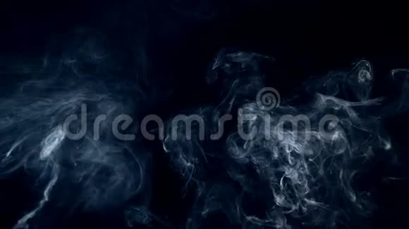 雾烟白色的抽象云在黑暗的背景下慢慢旋转视频的预览图