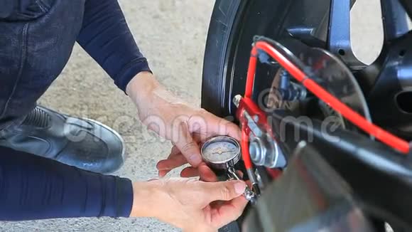 男子摩托车轮胎手动气压测试在出行前安全乘车视频的预览图