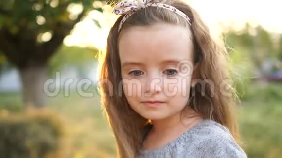 一个悲伤的小女孩的肖像长发和灰色的大眼睛宝宝尴尬害羞伤心风视频的预览图