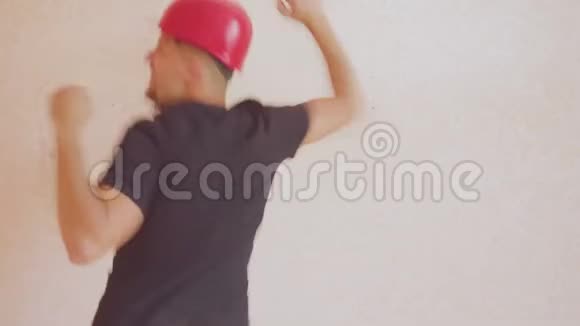 戴着红色头盔的快乐建筑者欢乐舞蹈视频的预览图