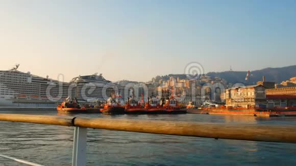 日落时分在热那亚的老港口向多山的地方克里斯托弗哥的出生地视频的预览图