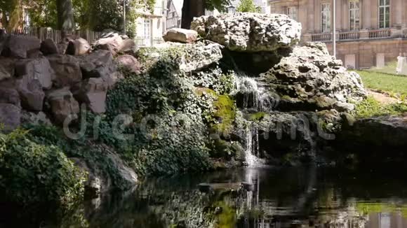 法国诺曼底的鲁昂公园和瀑布视频的预览图