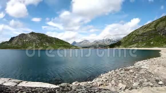 时光流逝的片段在阳光明媚的天气里观赏美丽的山湖视频的预览图