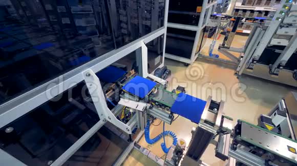 工厂生产太阳能电池板的车间视频的预览图