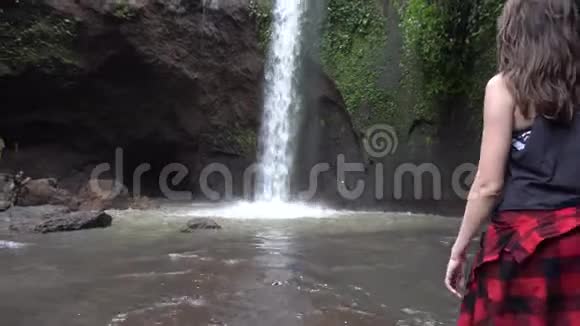 徒步女探索森林瀑布女性在巴厘岛徒步旅行视频的预览图