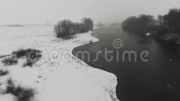 冬天的大自然河上降雪视频的预览图