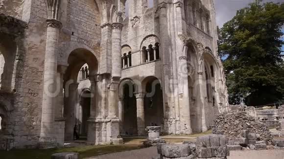 法国诺曼底朱米格斯修道院的外部建筑视频的预览图