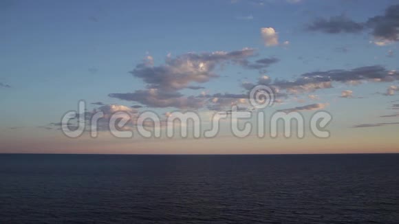 日落的天空越过海平线视频的预览图
