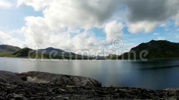 时光流逝的片段在阳光明媚的天气里观赏美丽的山湖视频的预览图