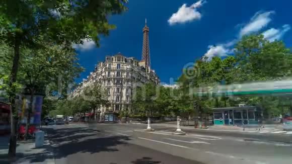 法国巴黎古建筑背后的埃菲尔铁塔视频的预览图