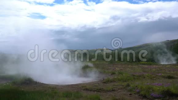 从冰岛温泉升起的蒸汽视频的预览图