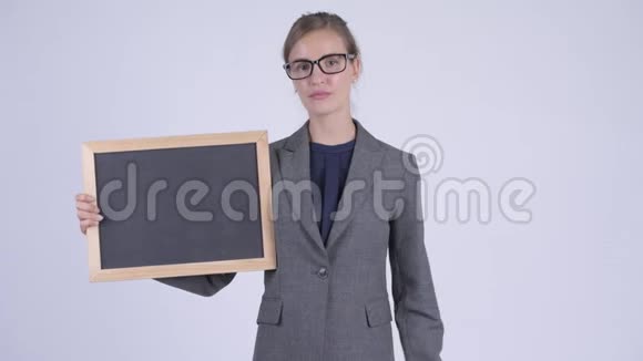 年轻有压力的女商人举着黑板竖起大拇指视频的预览图