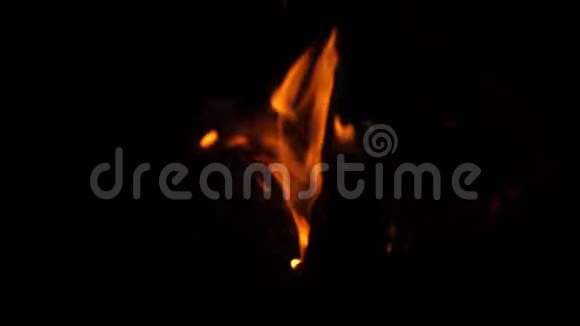 晚上烤架上的木头上冒出了红色的火焰特写镜头视频的预览图