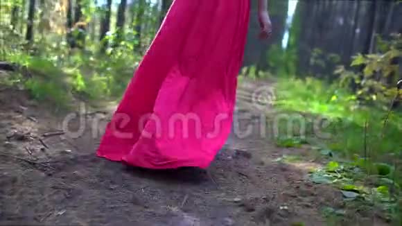 美丽浪漫的森林女孩红色连衣裙的特写快乐的女人在秋季慢动作120fps年轻漂亮视频的预览图