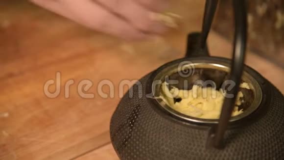女性手的特写用姜粒填充茶壶家庭厨房健康营养视频的预览图