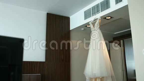 新娘的婚纱挂在上面视频的预览图
