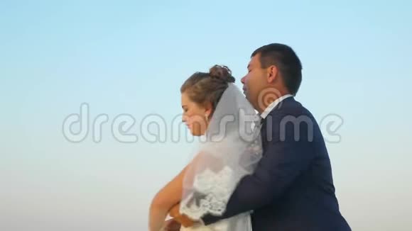 爱的男人和女人在飞行中跳舞互相微笑恋爱中的情侣男人和女孩拥抱在一起视频的预览图