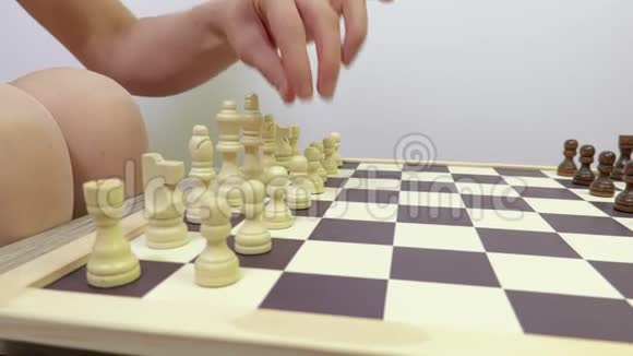 女人下棋聚焦于移动摄像机视频的预览图