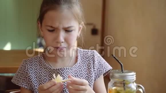 漂亮的年轻女孩吃一个柠檬脸上挂着鬼脸视频的预览图