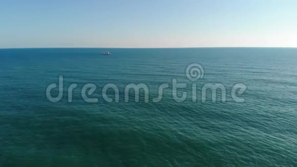 豪华游艇航行城市河乘坐私人游艇出差滨海假日航行的水相机跟在后面视频的预览图