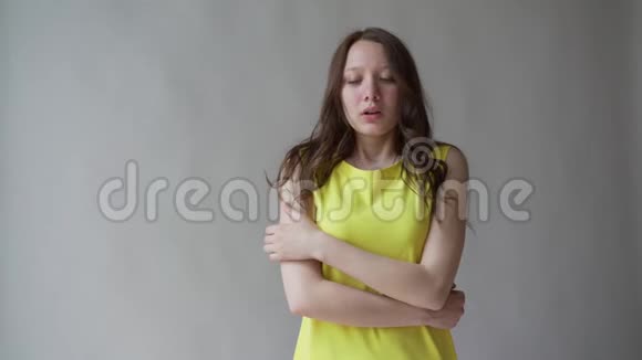 沮丧沮丧的年轻女士痛苦地扭动着身体头痛得厉害按摩着太阳穴视频的预览图