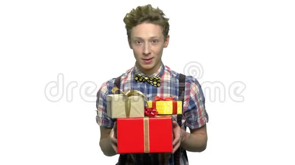 有趣的少年送礼物盒视频的预览图