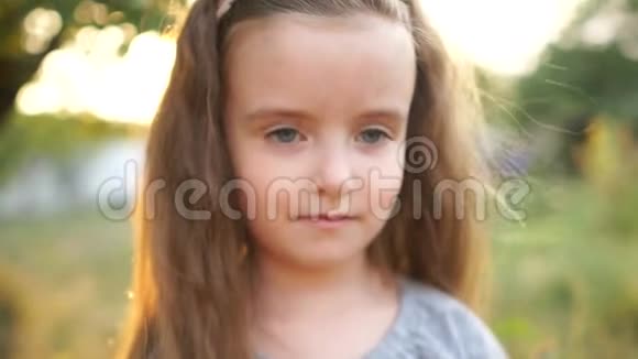一幅美丽的小女孩的亲密肖像长发灰色的眼睛宝宝纠正头发降下来视频的预览图
