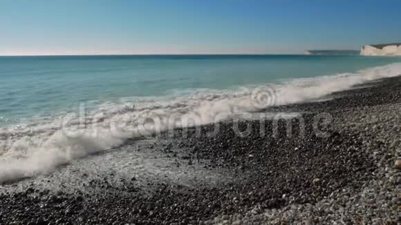 海浪撞击岩石海岸视频的预览图