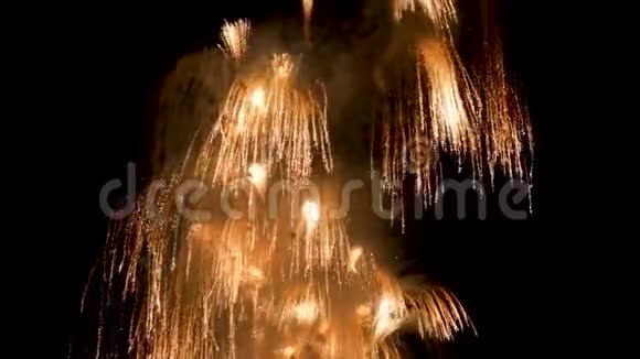彩色烟火灯爆特写耀眼的烟花正放射着夜空节日和庆祝背景视频的预览图