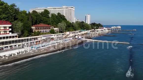 鸟瞰城市站在海岸从海上城市海滩和城市本身的海景城市视频的预览图