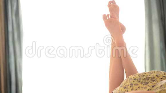 女人在白色床单上移动双腿视频的预览图