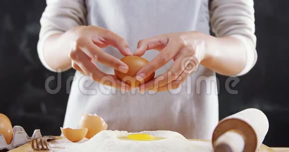 女人用面粉打碎鸡蛋视频的预览图