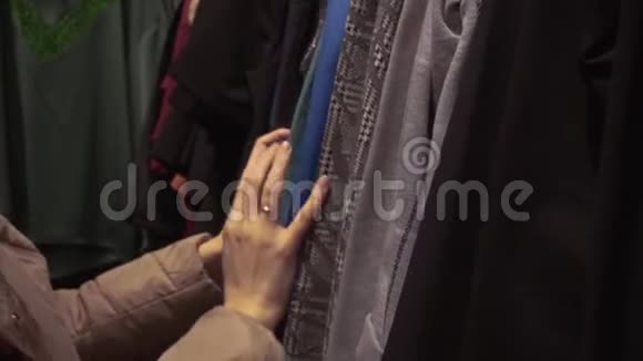 女性手寻找服装商店视频的预览图