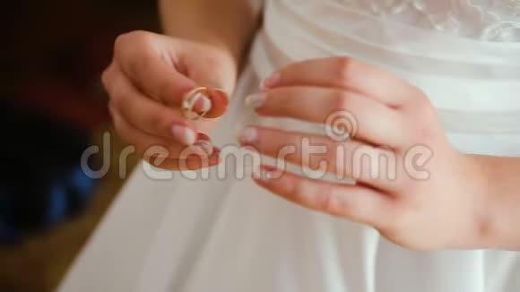 慢动作新娘戴婚戒的特写镜头视频的预览图