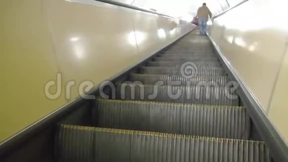 一个男人正在地铁里爬扶梯视频的预览图